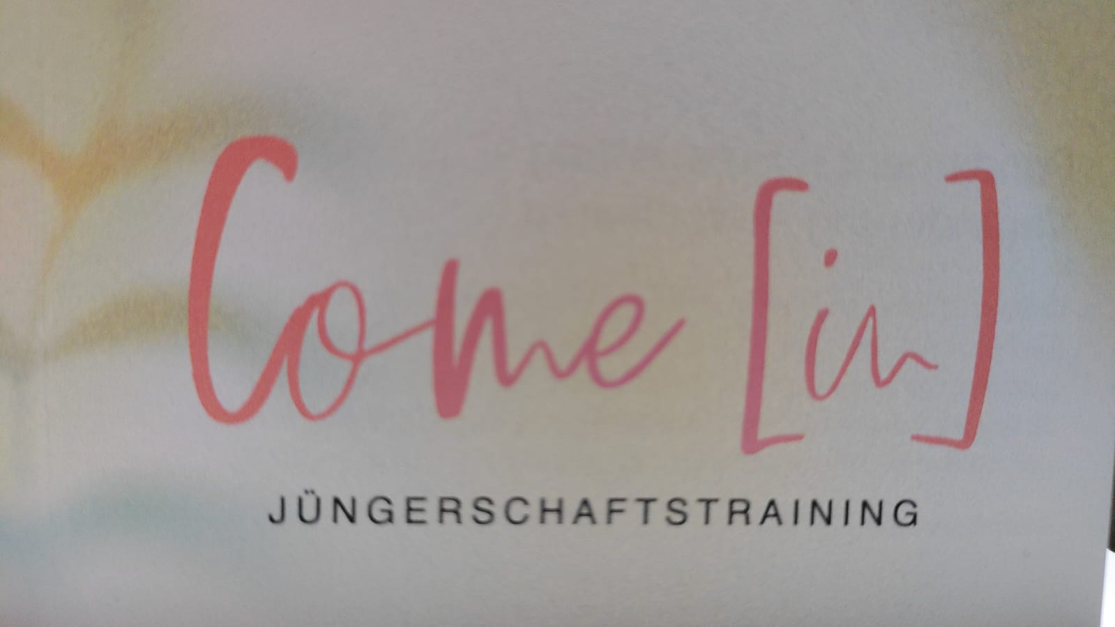 Ein Buch, auf dem das Wort „Come In“ steht.