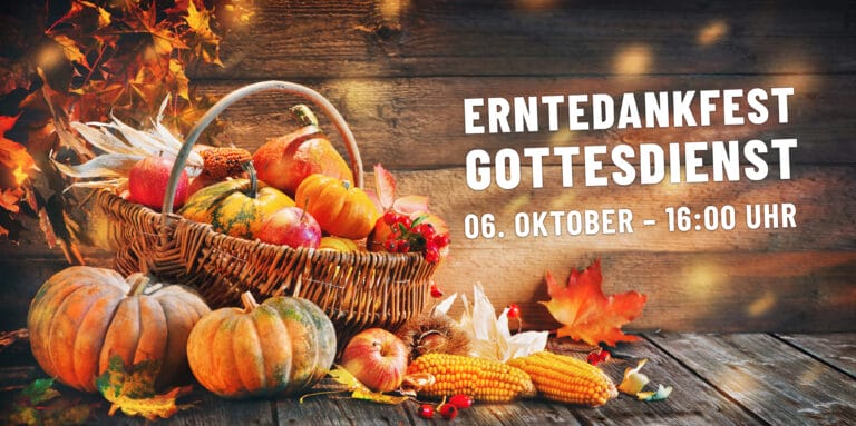 Ein Weidenkorb mit verschiedenen Kürbissen und Herbstprodukten, umgeben von Blättern. Auf der rechten Seite ist vor einem hölzernen Hintergrund der Text „Erntedankfest-Gottesdienst – 06. Oktober – 16:00 Uhr“ zu sehen, der alle zu diesem besonderen Gottesdienst einlädt.