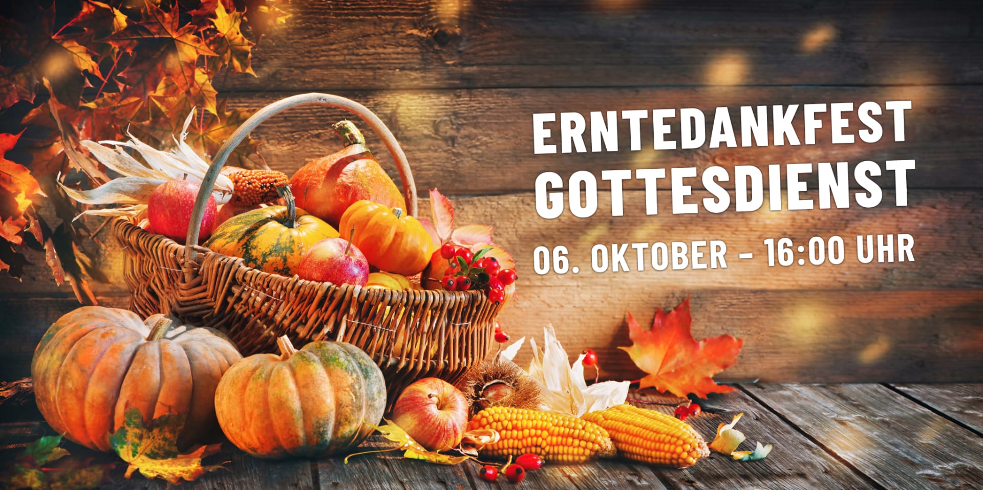Ein Weidenkorb mit verschiedenen Kürbissen und Herbstprodukten, umgeben von Blättern. Auf der rechten Seite ist vor einem hölzernen Hintergrund der Text „Erntedankfest-Gottesdienst – 06. Oktober – 16:00 Uhr“ zu sehen, der alle zu diesem besonderen Gottesdienst einlädt.