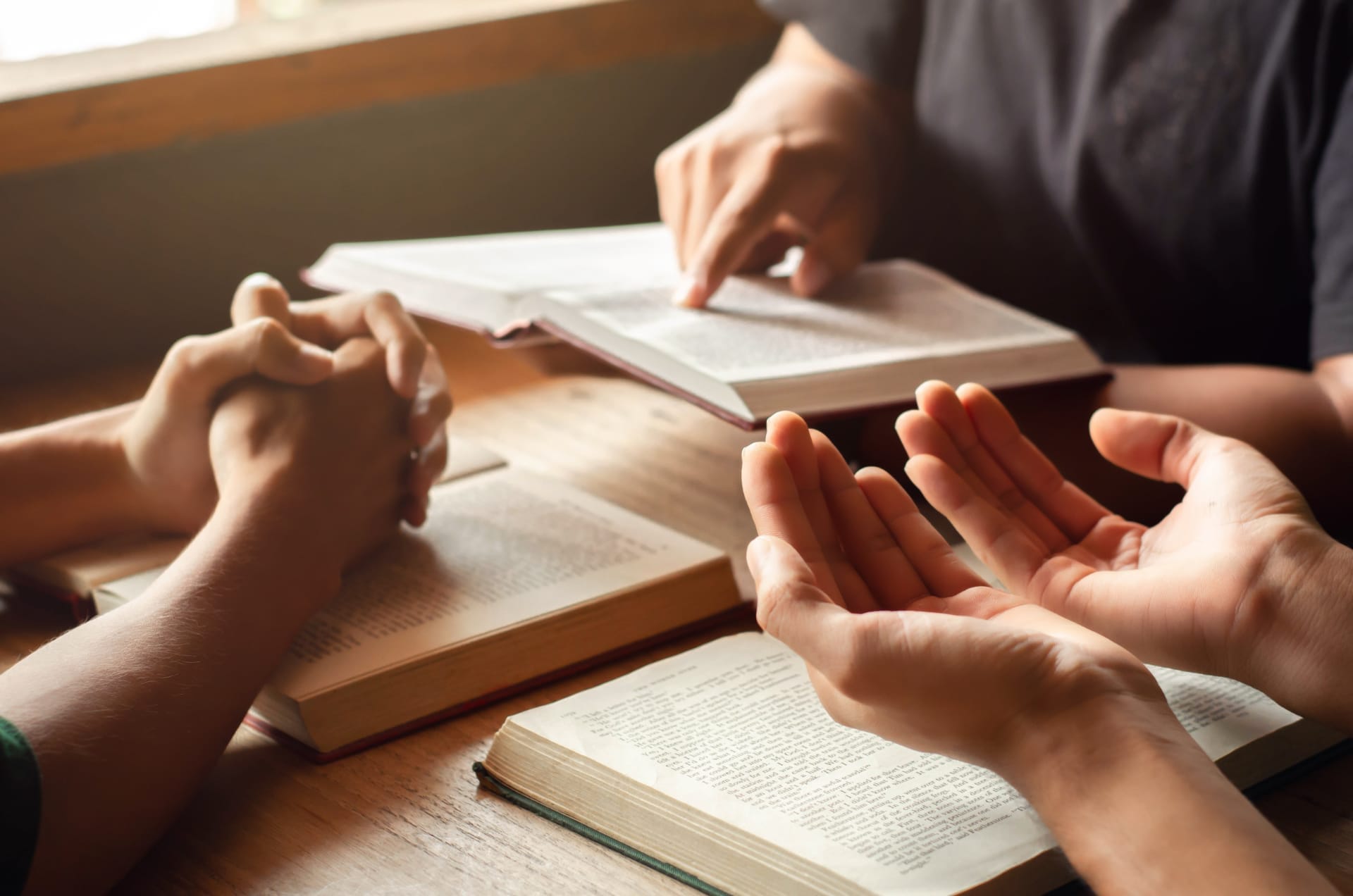 Eine Gruppe von Menschen liest die Bibel und betet während der Gebetsstunde.