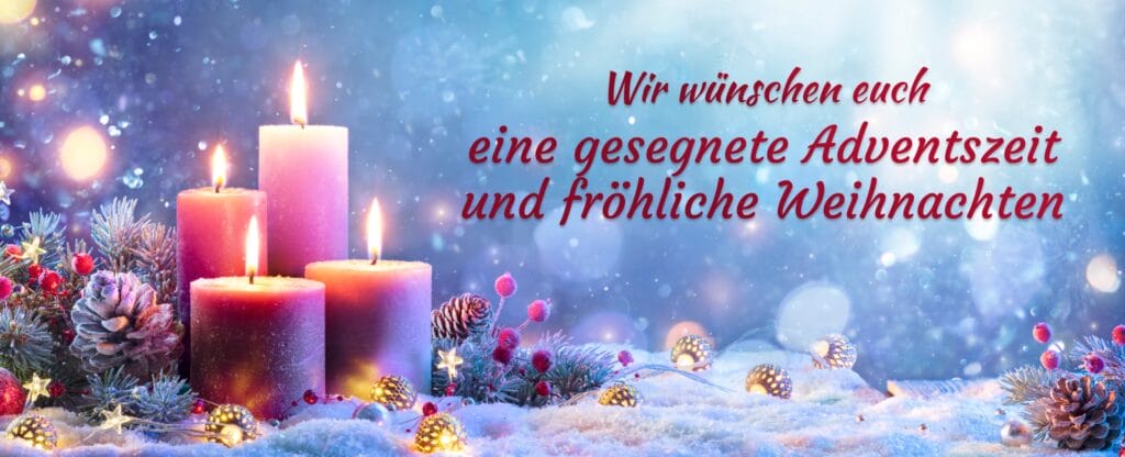 Drei brennende Kerzen, umgeben von Tannenzweigen, roten Beeren und Ornamenten, mit einem Text aus der Freikirche Jesus Gemeinde Fürth, die einen gesegneten Advent und frohe Weihnachten wünscht, auf einem verschneiten Hintergrund.