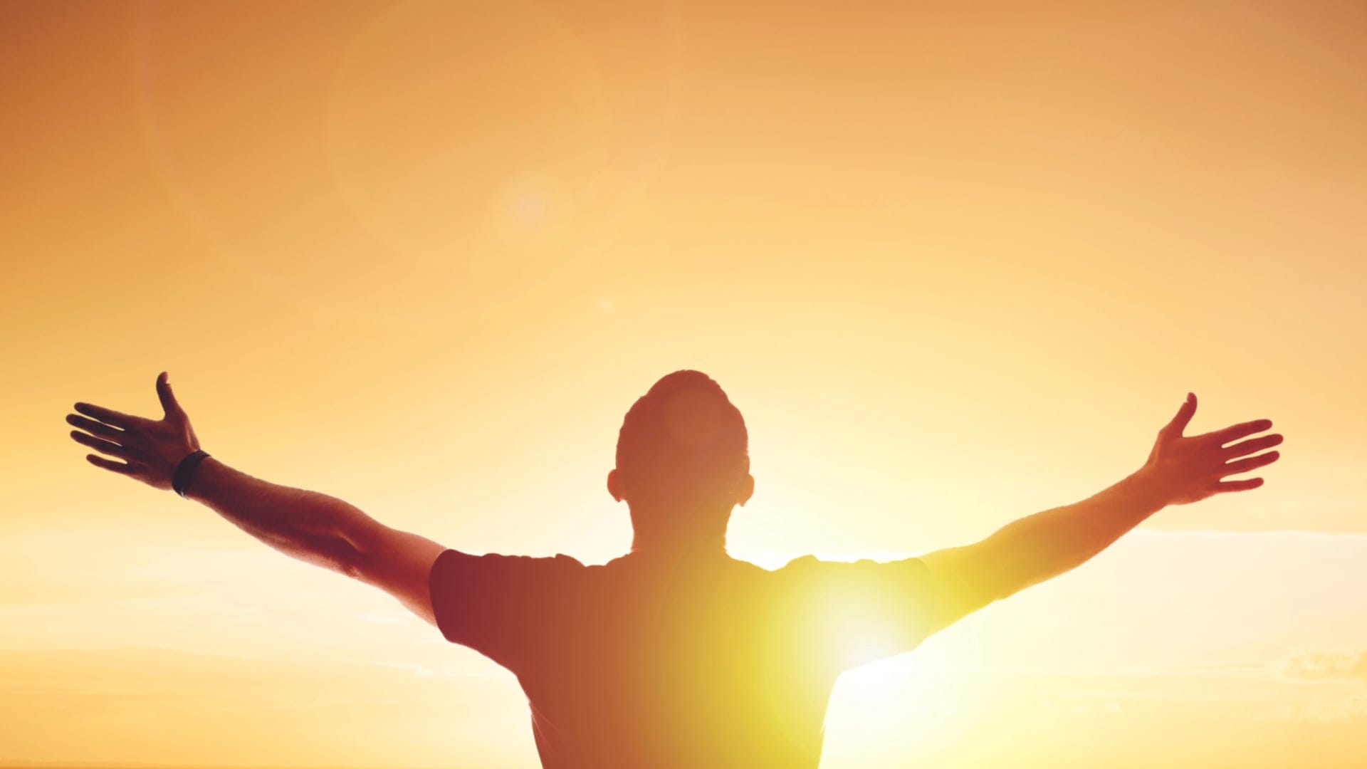 Eine Person mit ausgestreckten Armen. Symbolisches Bild für Fasten und Gebet.