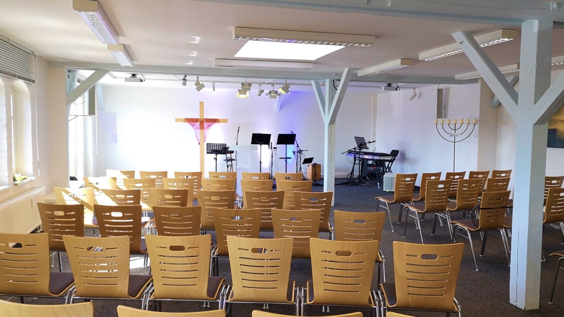Gottesdienstraum der Jesus Gemeinde Fürth.