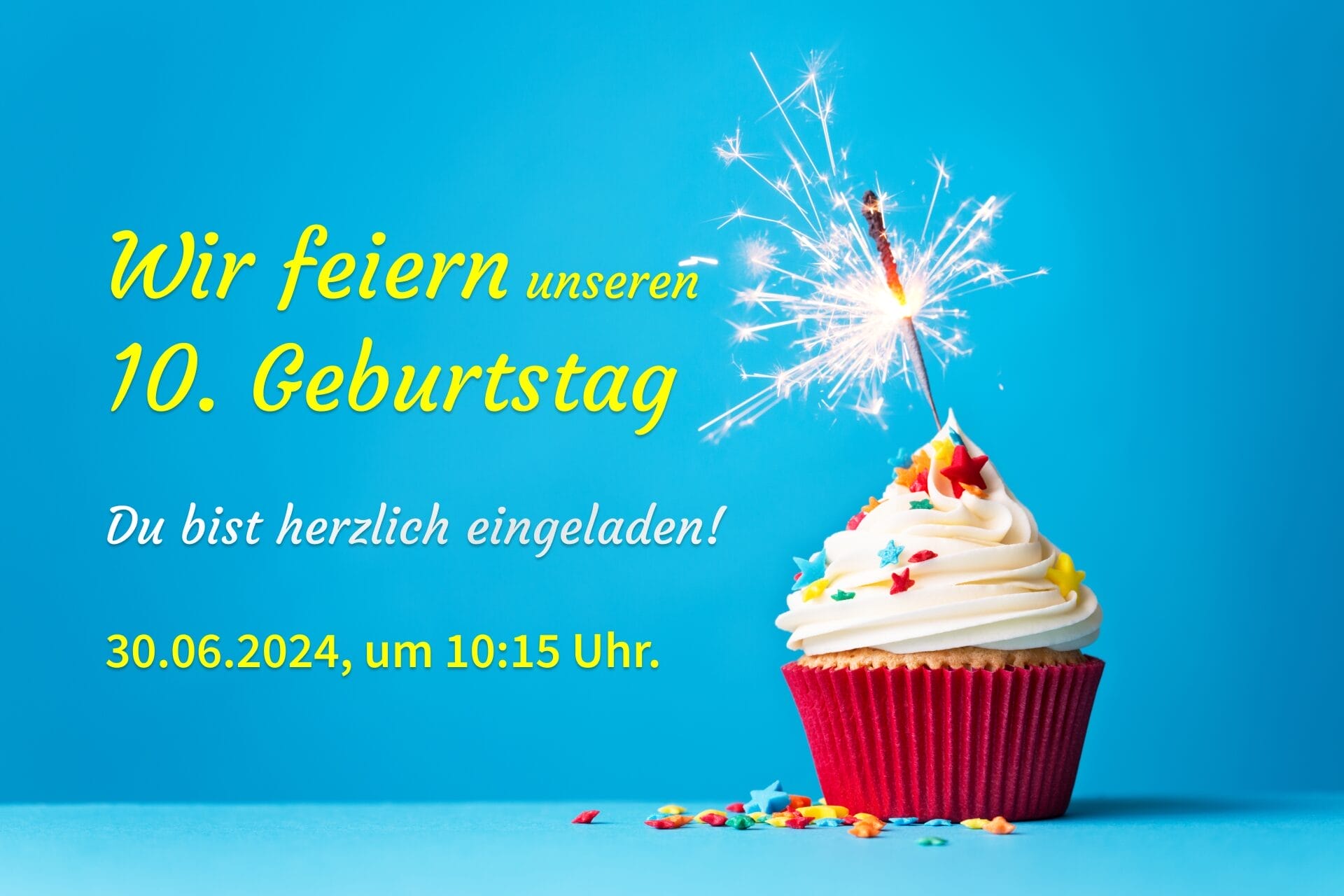 Ein Jubiläumsfeier-Cupcake mit einer Wunderkerze darauf. Einladung zur 10-jährigen Jubiläumsfeier der Jesus Gemeinde Fürth.