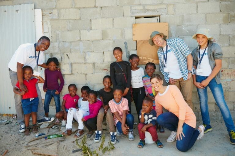 Missionare verbringen Zeit mit einer Gruppe von afrikanischen Kindern.